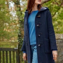 Dufflecoat Für Damen In Kobaltblau Von London Tradition 7 Dufflecoat Für Damen In Kobaltblau Von London Tradition -Fred Perry Verkaufsgeschäft 81 0046 2